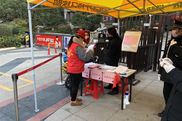 附件2.居民志愿者协助小区物业部门开展防疫管控.jpg