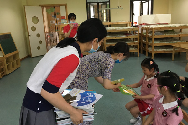 附件1.给孩子们分发绘本.jpg