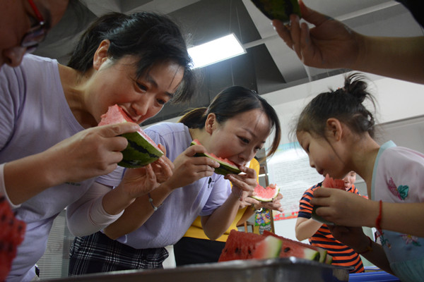 附件3 奋力啃瓜.jpg