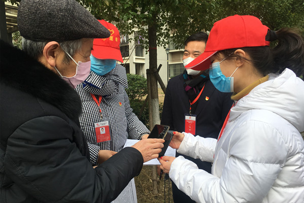 附件4 社区工作人员帮助居民注册安康码_副本.jpg